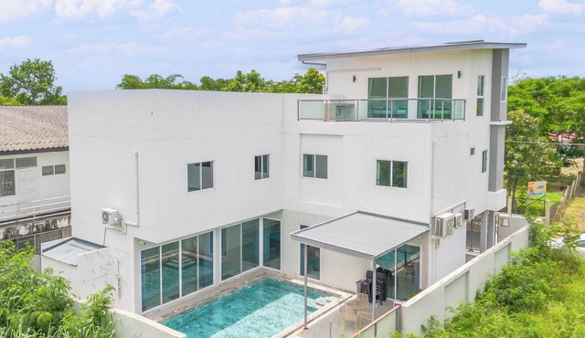 6BR Pool Villa w/Karaoke and Pool Table near Golf