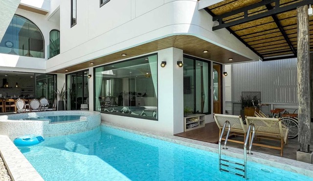 7 Bedroom Luxury Villa near Golf Courses. Pool w/Jacuzzi