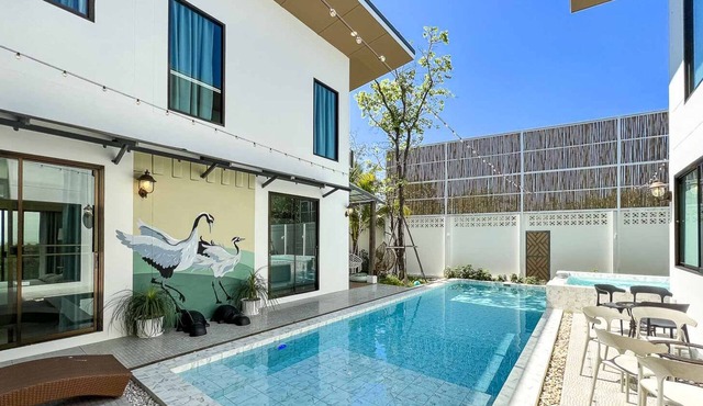 8 Bedroom Luxury Pool Villa near Golf Courses
