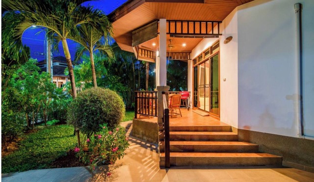 90-square-meter vacation home with a pool, terrace, and private garden near the beach