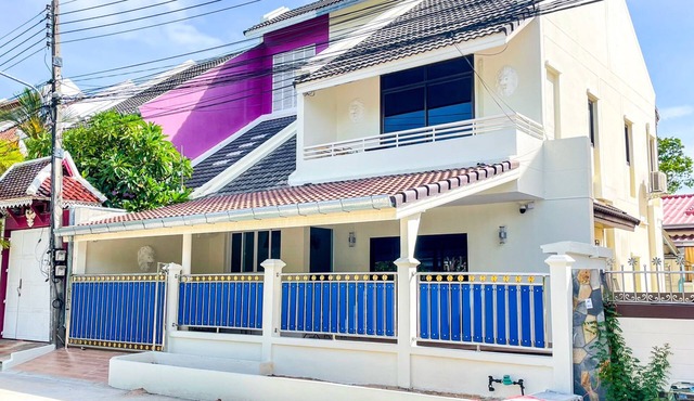 A few minutes from Walking Street and the beach.