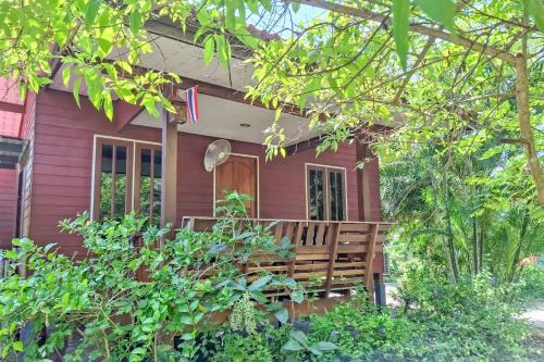 AC, Wood cabin with swimming pool & gym access in Ban Nong Chaeng