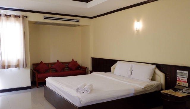 Auychai Grand Hotel in Lang Suan