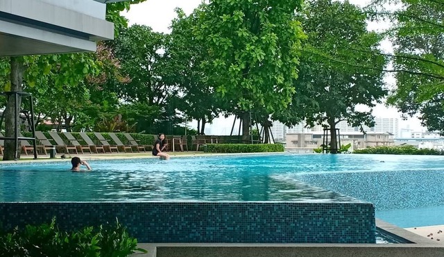 Bangkok Riverside view apartment with terrace, swimming pool and fitness
