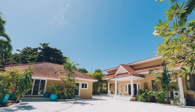 Beachfront 3-BR Art-villa in Chang Wat Surat Thani