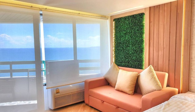 Beachfront 54sqm studio w ocean view, king bed, Netflix, & Pool Ask ChatGPT in Muang Pattaya
