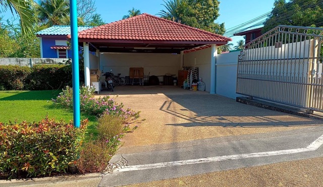 Beautiful bungalow with shared outdoor pool and 2km from the beach