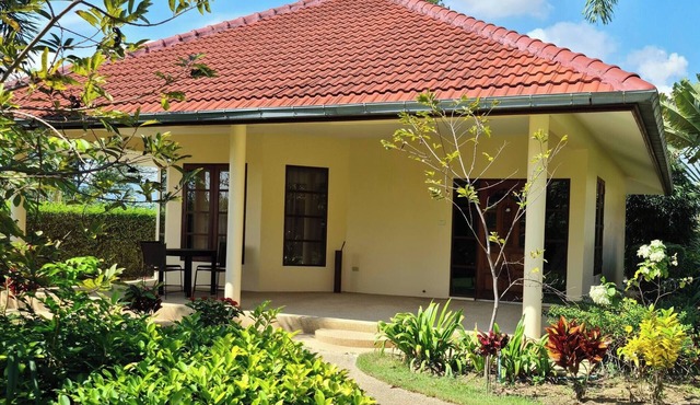 Beautiful bungalow with shared outdoor pool and 2km from the beach