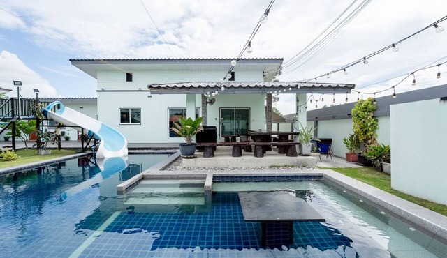 Blue Lake Residences Pattaya - 12 Bedroom Pool Villa