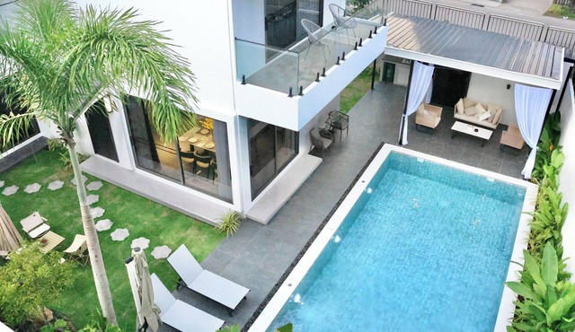 Brand new luxury pool villa in Chiang Mai, 5 bedrooms 6 bathrooms, near the City