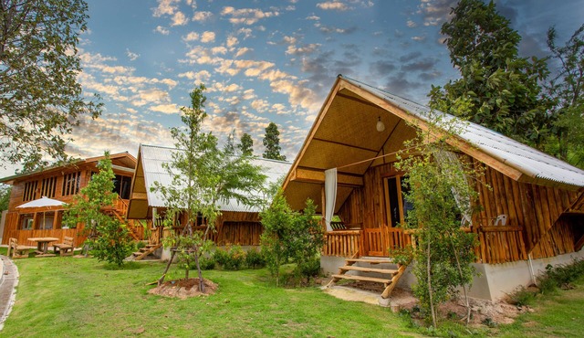 Bungalow with double bed and mountain view in a natural environment