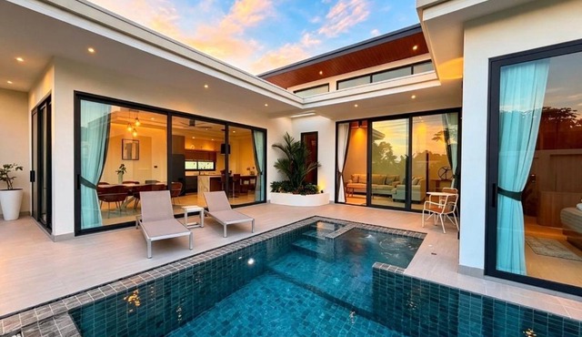 Chareen Pool Villa in Ban Khlong Haeng