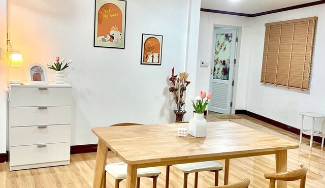 Charming 2-bedroom house with WiFi, AC in pleasant Tambon Khlung
