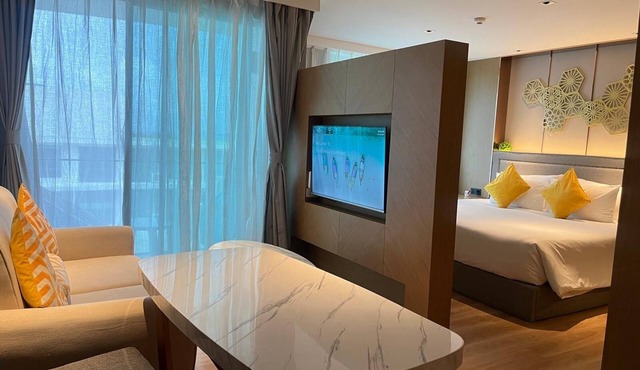 Charming deluxe room in 5-star hotel in Nai Harn with gym and kids water park