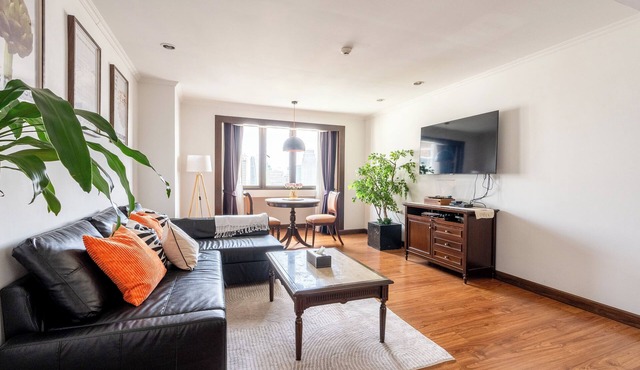 Charming 1BR suite near malls, parks, and metro in vibrant Bangkok