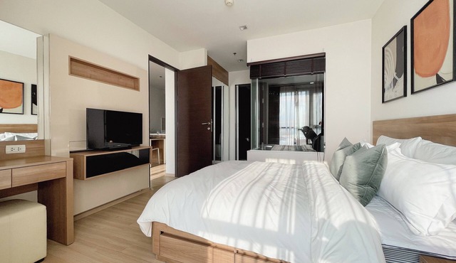 Chic 1-bedroom with AC, WiFi, fitness room in vibrant Krung Thep