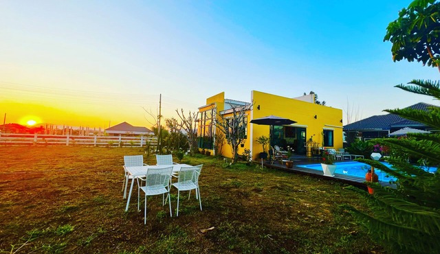 Colorful Pool Villa -10 mins from airport/close to most attractions in Chiangrai