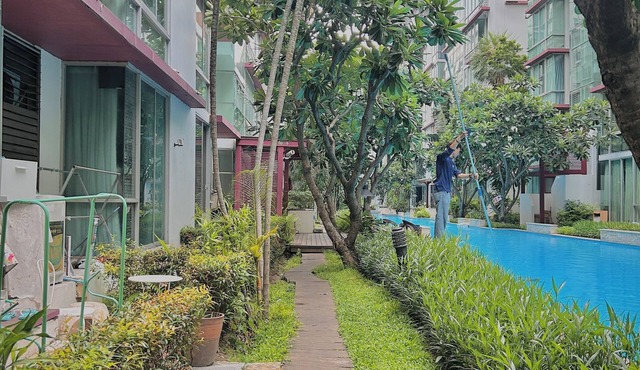 Condo With Pool and Garden in Central Bangkok ! Book Your Tropical Escape Now!