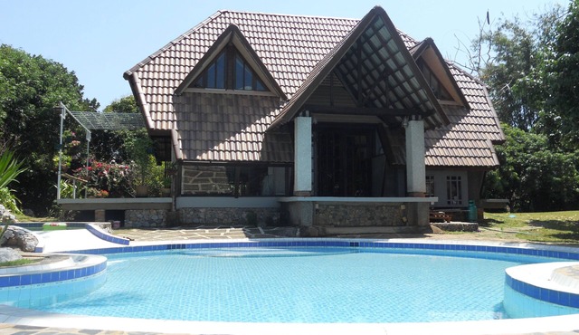 Cottage with pool in the hill, immersed in tropical quiet