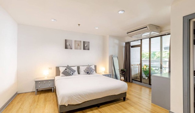 Cozy 2BR Apt in Central Bangkok 5 mins BTS 110 SQM