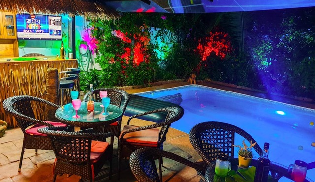 Deluxe Villa, 4 Bedrooms, Private Pool, Garden View, 10 Mins LK Metro