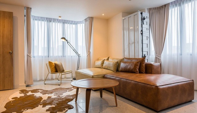 Designer 2BR apt w/WiFi, record player, game console in CBD Bangkok
