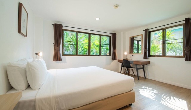 Dolphin Bay Beach Resort in Sam Roi Yot