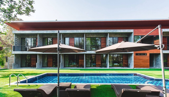 Entire Villa · Stucco Loft Residency, 18 Bedrooms with Balcony & Pool, 36 Guests
