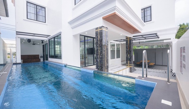 Exquisite Pool Villa with bathtub