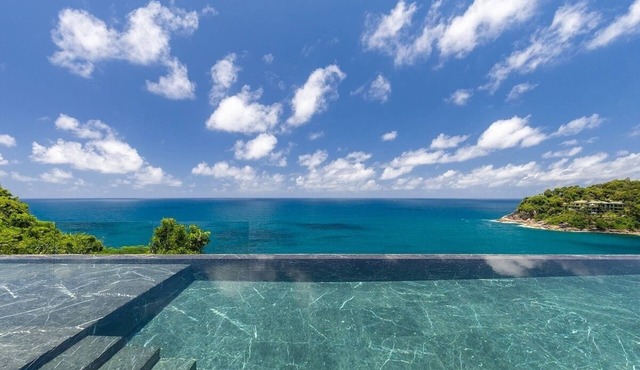 “Family-Friendly Villa Yin Spacious Retreat with Infinity Pool”