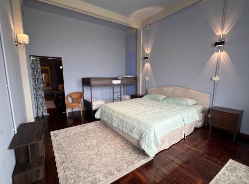 Family Room near Chinatown