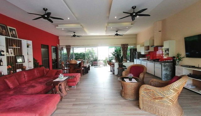 Fantastic 4-bed pool villa flooded with light and air