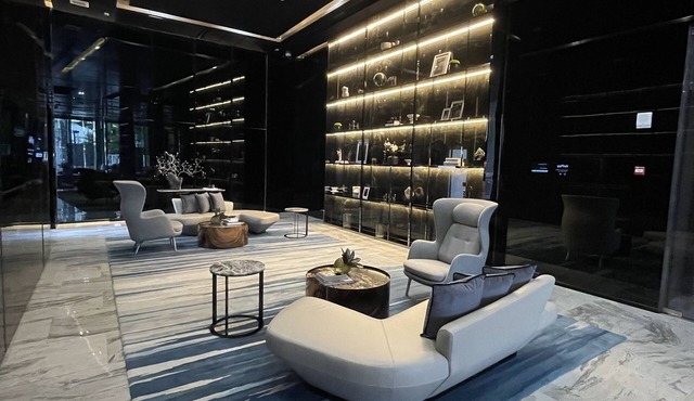 Gorgeous condo in the heart of Bangkok, skytrain