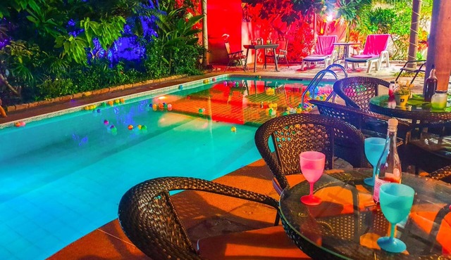 Grand Villa, 5 Bedrooms, Private Pool, Garden View, 10 Mins LK Metro