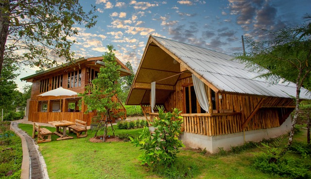 Hin Khong Villa bungalow with two single beds