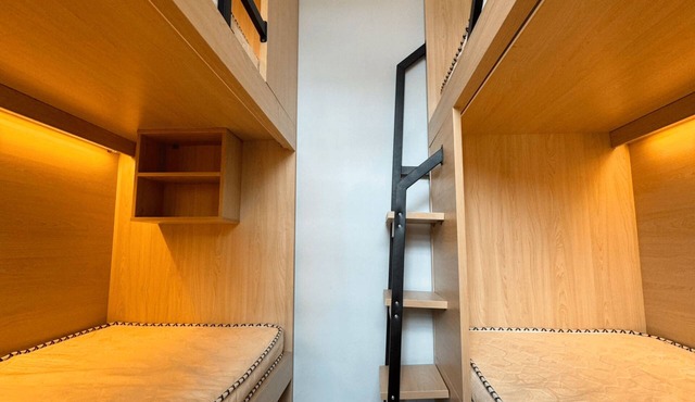 Hostel in Bangkok with single suite and bunkbed room with free Wi-Fi.
