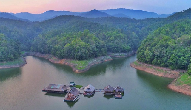 Houseboat Floating, Enjoy the sounds of nature whit a unique place. in Tambon Ban Pao