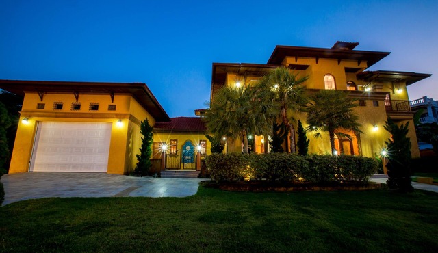Hua Hin Luxury House/Villa - Minutes To The Beach and Pro Golf Course in Hua Hin