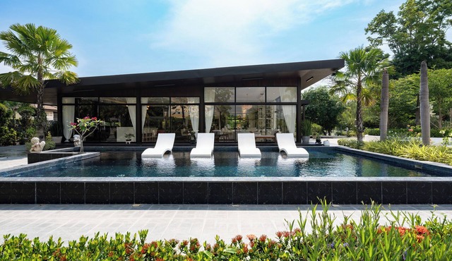 Huge Pool Villa with Private Lake 4BR/10 Persons