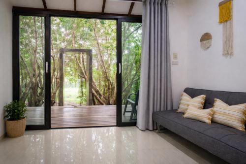 Island`s Pearl Home with Private Patio Quiet & Peaceful, Hin Kong