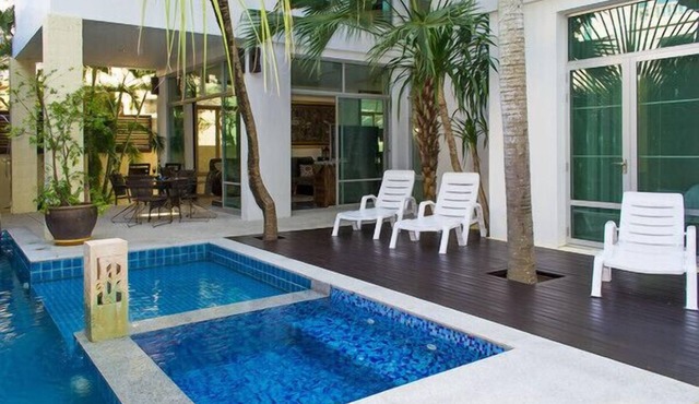 Jomtien Beach Villa sleep 12