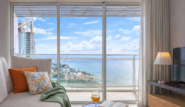 King Bed Top-Floor Sea View | 1min to Private Beach | 2 Resort Pools