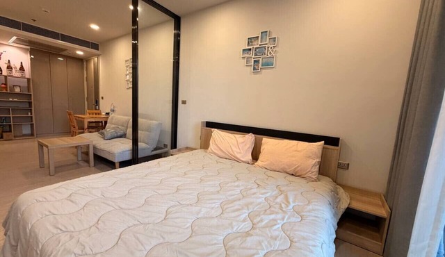 King Bed w/Separate Living Room and Kitchen