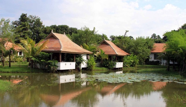 Lake view cottage w/pantry, FREE bikes & pool