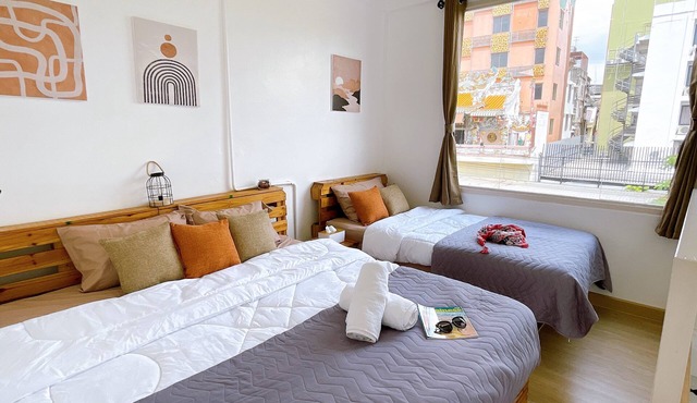 Lively and cozy canal house, near Grand palace