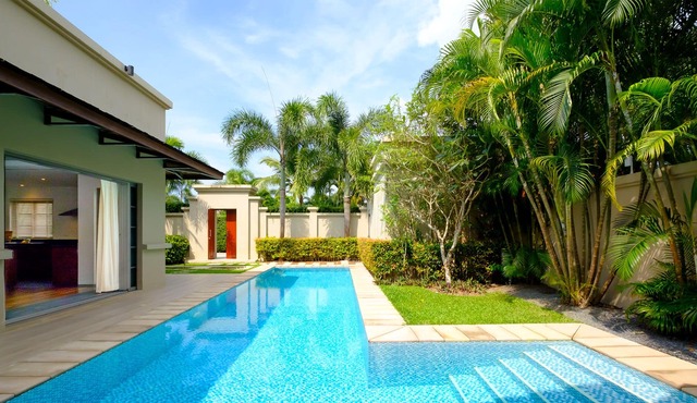 Luxe 2br Pool Villa walk to Bangtao Beach