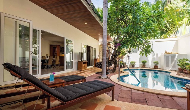 Luxury 2BR Pool Villa Pratamnak Soi5 - 50m to Beach