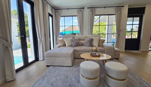 Luxury 3-bedrooms family pool villa with AC and WiFi in good location Hangdong