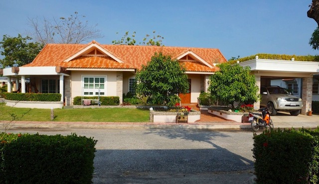 Luxury 4 bedroom Villa with garden view