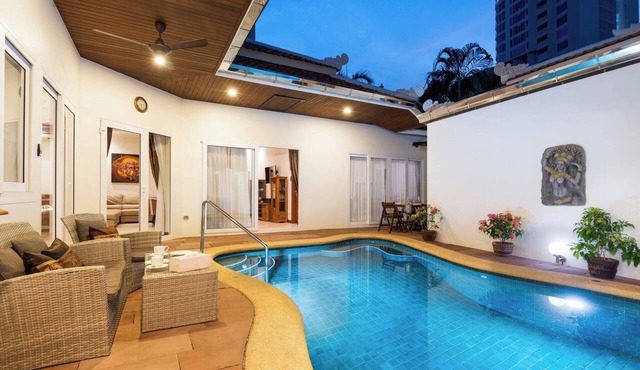 Luxury 4BR Pool Villa Pratamnak Soi5 - 50m to Beach